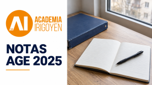 Notas AGE 2025 de Academia Irigoyen, junto a un cuaderno, un bolígrafo y una carpeta de estudio.