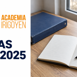 Notas AGE 2025 de Academia Irigoyen, junto a un cuaderno, un bolígrafo y una carpeta de estudio.